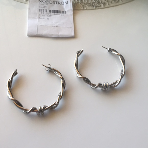 ‎OSCAR DE LA RENTA‎, Modern Twist Hoop Earrings - Picture 8 of 8